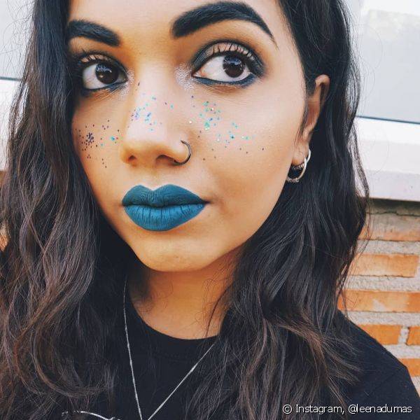 Para uma maquiagem mais fashionista, voc? tamb?m pode adicionar um pouco de glitter no rosto (Foto: Instagram @leenadumas)
